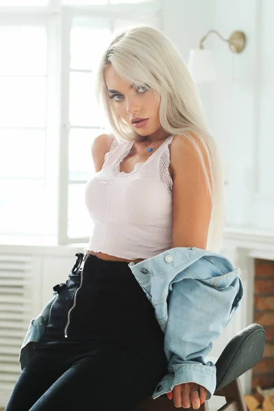 Fashion Blond Woman Close — Stockfoto