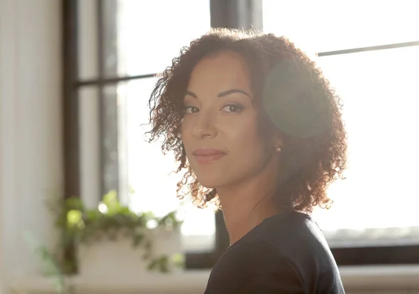 Escritório Estilo Vida Mulher Com Penteado Afro Americano — Fotografia de Stock