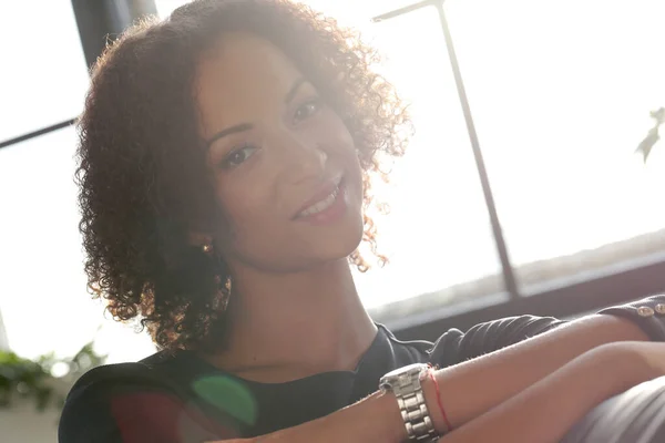 Escritório Estilo Vida Mulher Com Penteado Afro Americano — Fotografia de Stock