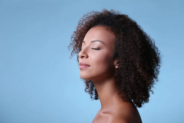 Beleza Cuidados Com Pele Mulher Bonita Fundo Azul — Fotografia de Stock