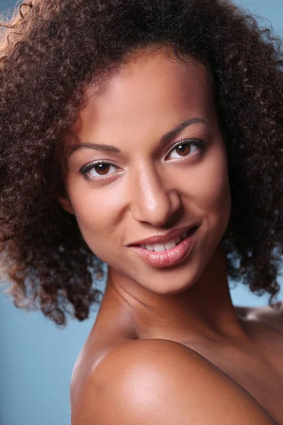 Beleza Cuidados Com Pele Mulher Bonita Fundo Azul — Fotografia de Stock