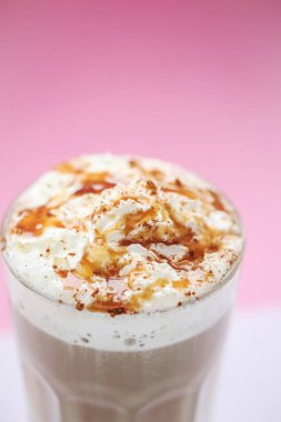 - Kahve. Masada karamel frappe