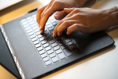 Ofis, işyeri. Dizüstü bilgisayarı olan kadın işte.