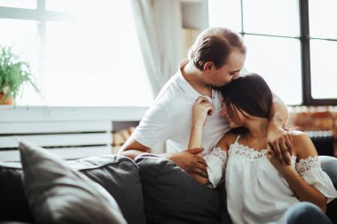 İlişki. Evde sevimli bir çift var.