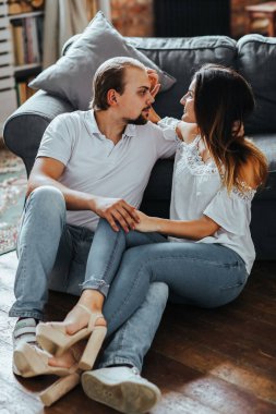 İlişki. Evde sevimli bir çift var.