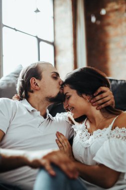 İlişki. Evde sevimli bir çift var.