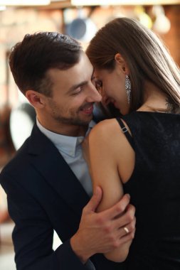 İlişki. Evde sevimli bir çift var.