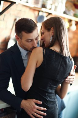 İlişki. Evde sevimli bir çift var.