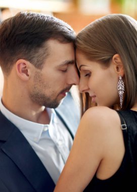 İlişki. Evde sevimli bir çift var.