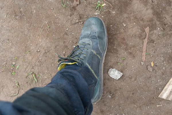 Los Pies Hombre Que Trabaja Con Ropa Trabajo Zapatos Seguridad —  Fotos de Stock