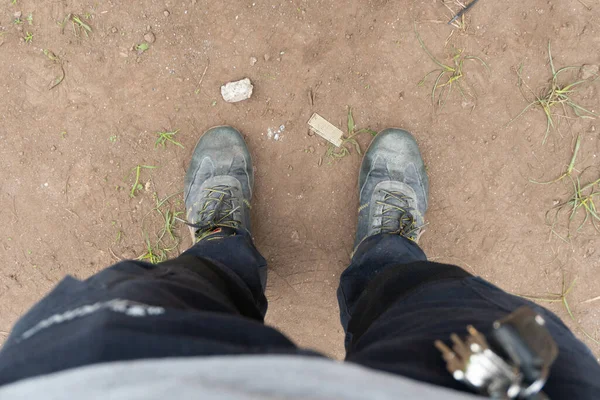 Pés Homem Que Trabalha Com Roupas Trabalho Sapatos Segurança — Fotografia de Stock