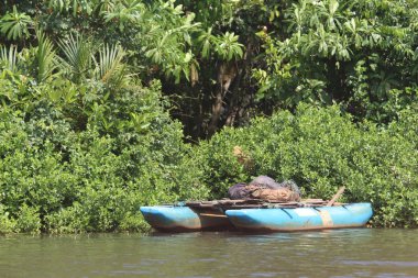 Nehir kıyısında tekne demirleme.