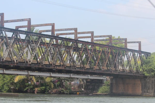 The bridge through the river. Bentota, Sri Lanka. — Stock Photo, Image
