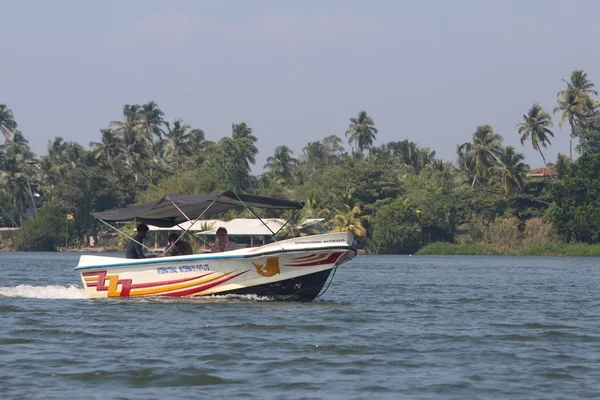 Tourists walking by the boat down the Bentota river. — Stock Photo, Image