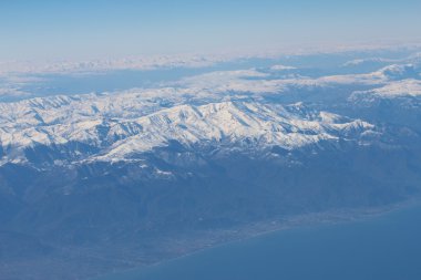 Kafkas Dağları ve Hazar Denizi. Uçaktan görüntüleme.