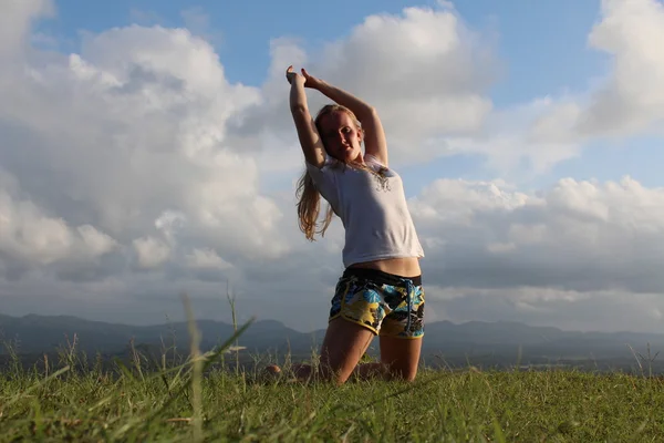 Молодая женщина практикует йогу на открытом воздухе . — стоковое фото