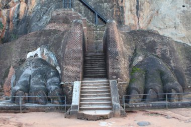 sigiriya'nın üstünde, lev's pençeleri ile düşüyor.