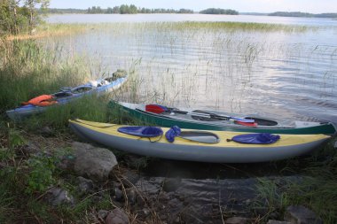 Vuoksa kıyısında üç kayaklar.