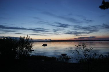 Ladoga Gölü kıyısında gece.
