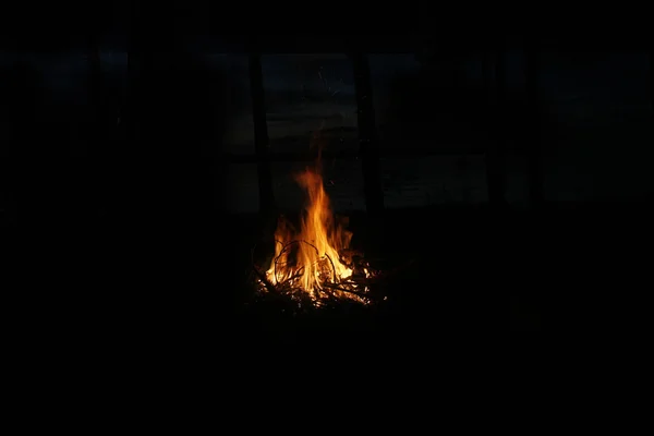 Вогонь ізольовано на чорному . — стокове фото