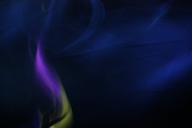 Violet-sarı sarmal bir koyu mavi zemin üzerine.