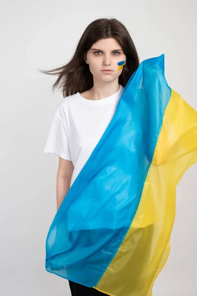 Femme Tient Ukrainien Drapeau Bleu Jaune Sur Fond Blanc Symbole — Photo