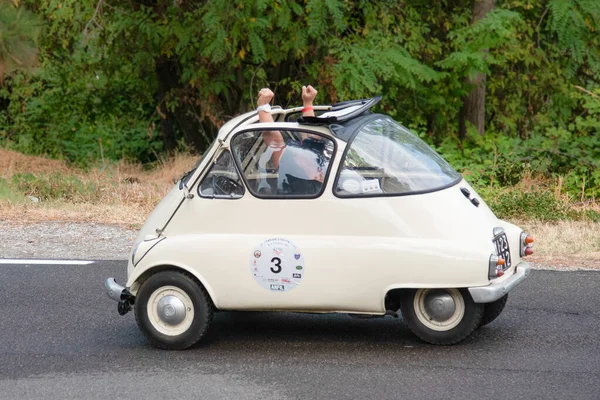 Piacenza, İtalya, 25. Gümüş Bayrak tarihi araba Rivolta Isetta 'da geçit yapıyor.