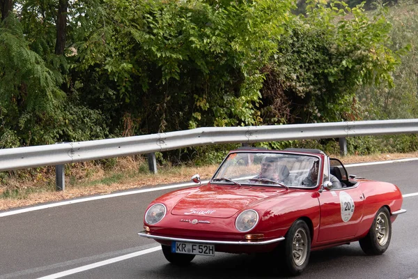 Piacenza, İtalya, 25. Gümüş Bayrak tarihi araba Fiat Abarth örümceği geçit töreni