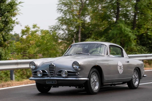 Piacenza Italie Argent Drapeau Historique Voiture Parade Alfa Romeo 1900 — Photo