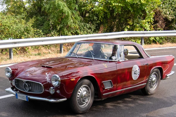 意大利皮亚琴察 25号银旗历史车 参加Maserati 3500 — 图库照片