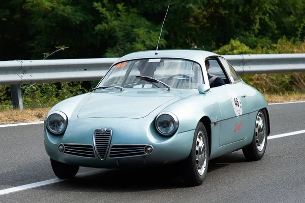 Piacenza, İtalya, 25. Gümüş Bayrak tarihi araba Alfa Romeo Giulietta geçit töreni