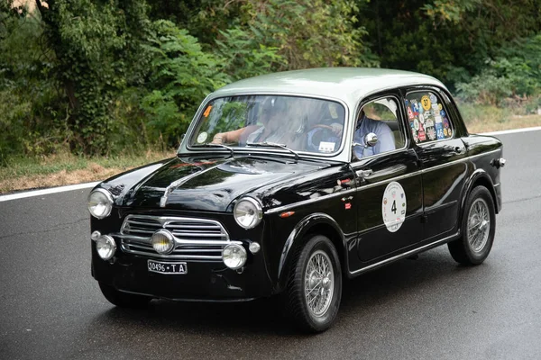 Piacenza Itália 25Th Silver Bandeira Carro Histórico Desfilando Fiat 1100 — Fotografia de Stock