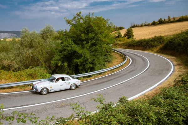Piacenza, İtalya, 25. Gümüş Bayrak tarihi araba Fiat Siata 500 geçit töreni