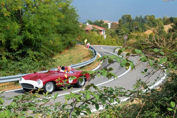 Piacenza, İtalya, 25. Gümüş Bayrak tarihi araba Ferrari 857 'lerle geçit yapıyor.