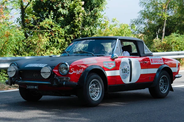 Piacenza, İtalya, 25. Gümüş Bayrak tarihi araba Fiat 124 spor örümcek geçidi