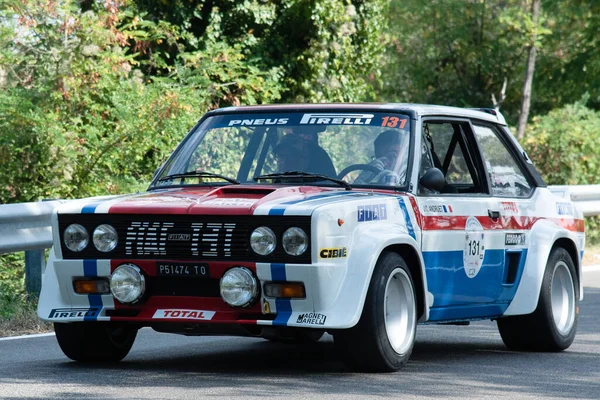 Piacenza, İtalya, 25. Gümüş Bayrak tarihi araba Fiat 131 Abarth geçit töreni