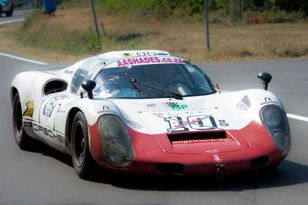 Piacenza, İtalya, 25. Gümüş Bayrak tarihi araba Porsche 910 geçit töreni