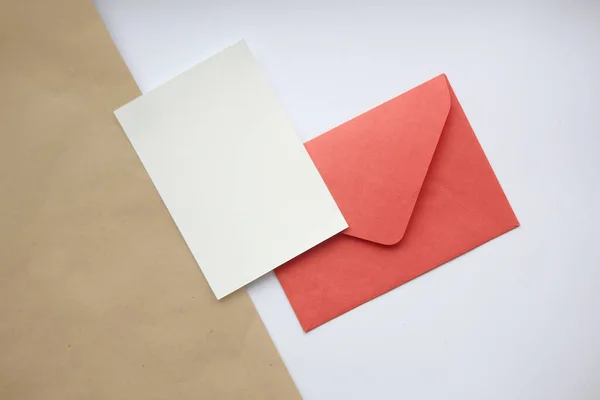 Mockup Cartão Postal Vertical Branco Marrom Fundo Vermelho Envelope Fechado — Fotografia de Stock