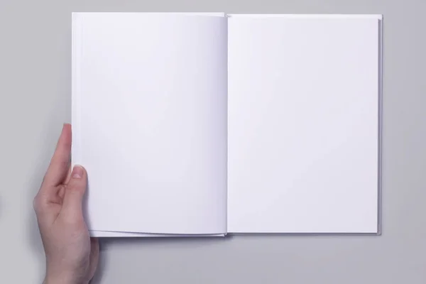 硬い背骨を持つ開いた本のモックアップ デザインプレゼンテーションに適用される — ストック写真