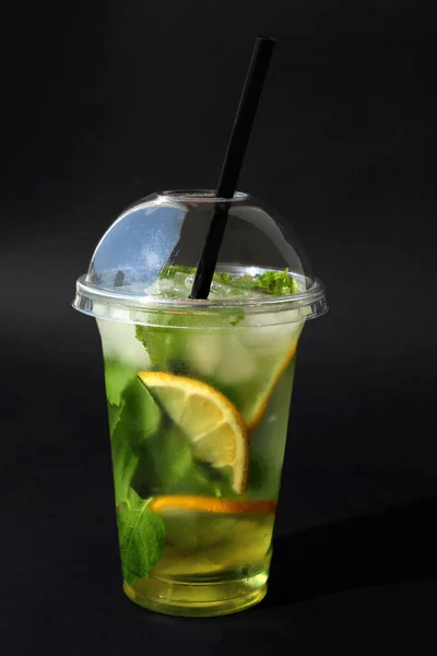 Bebida Fría Verano Mojito Con Limón Paquete Desechable Sobre Fondo —  Fotos de Stock