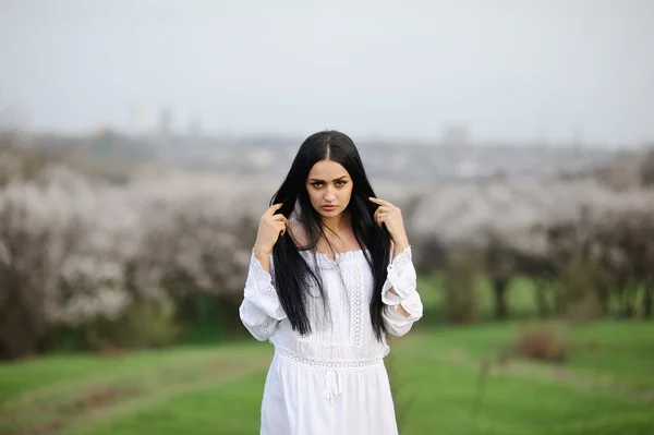Mädchen in einem weißen Kleid — Stockfoto