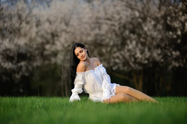 Menina em vestido branco na grama — Fotografia de Stock