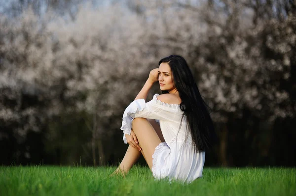 Девушка в белом платье на траве — стоковое фото