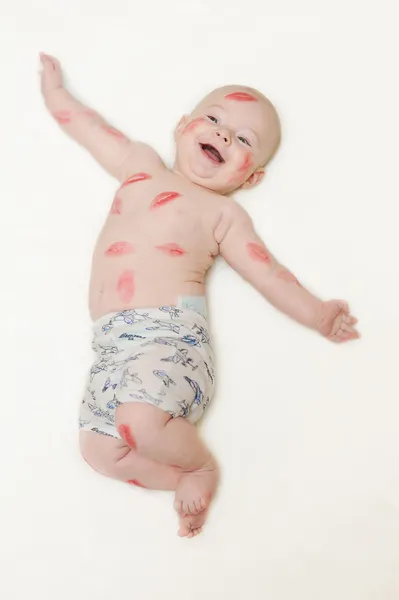 Bebê menino beijos no branco fundo — Fotografia de Stock