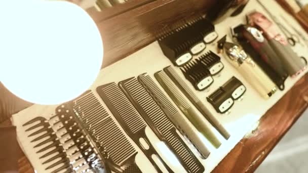 Herramientas de peluquería en el estante de la barbería — Vídeo de stock