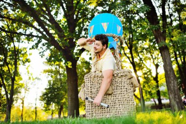 Oyuncak balonun içinde sakallı koca bir adam..