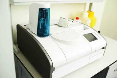 Modern bir laboratuvarda biyokimyasal analiz