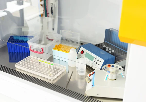 Pracoviště zdravotnického pracovníka v laboratoři PCR - dávkovače, nádoby se zkumavkami — Stock fotografie