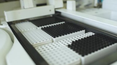 PCR laboratuarında test tüpleri olan bir analiz cihazı.