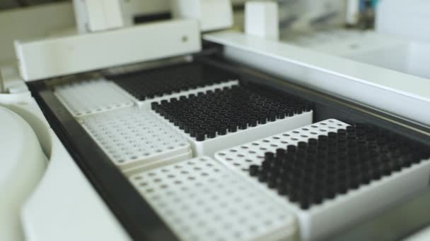 PCR实验室中装有装有试管的容器的分析器 — 图库视频影像